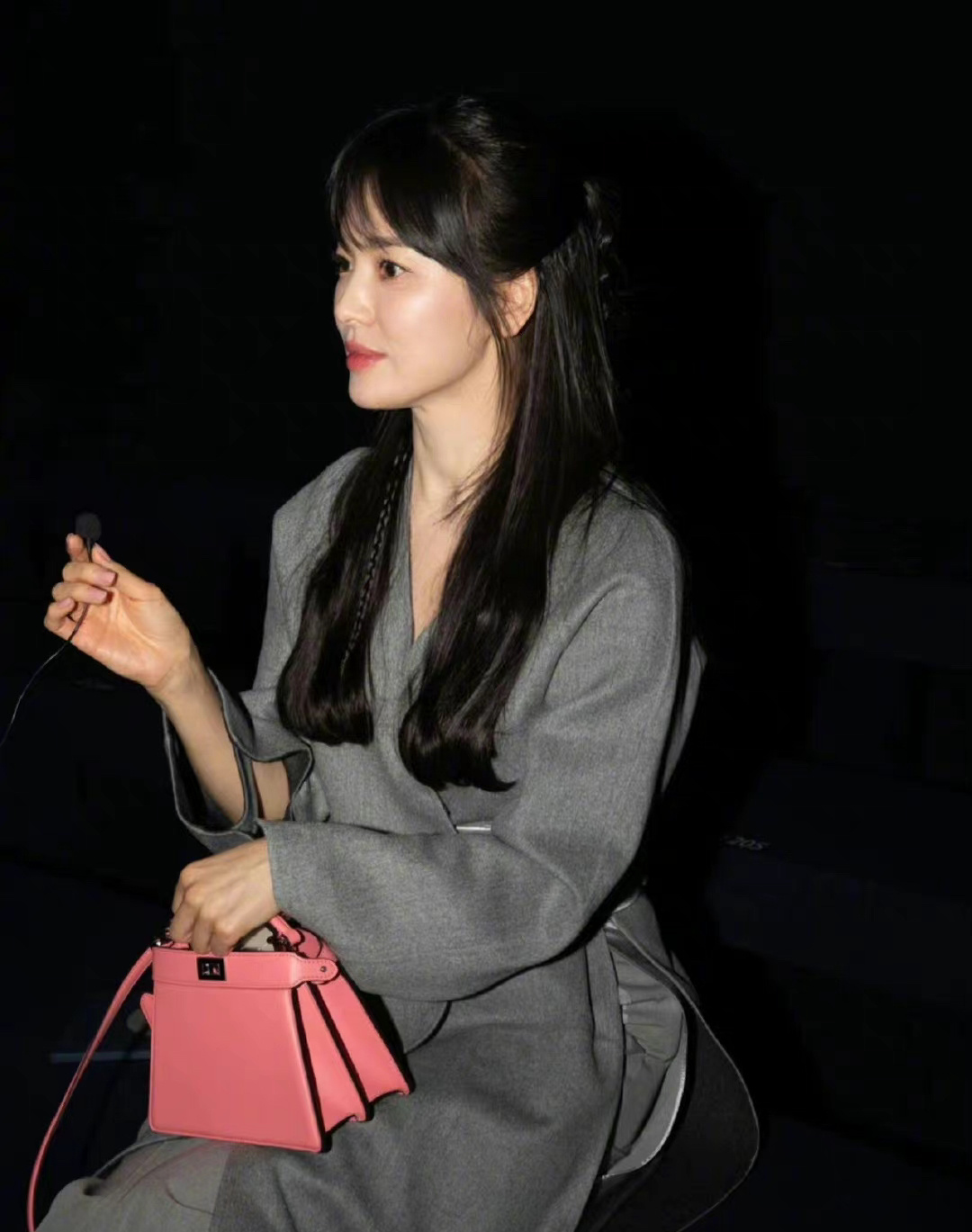 宋慧乔一身fendi经典灰色大衣搭配同色系阔腿裤,亮相米兰时装周__财经