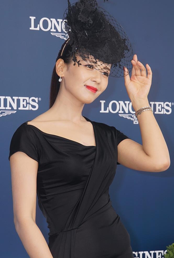 刘涛真是越老越气质穿连衣裙用黑纱礼帽遮面好有贵妇范儿