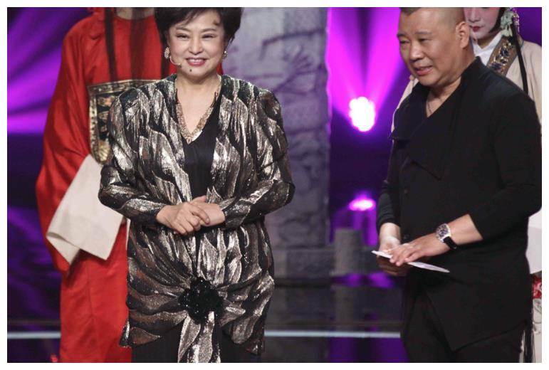 是一个有家庭人,她的老公王明琪与她是青梅竹马,并且有一个儿子王珏