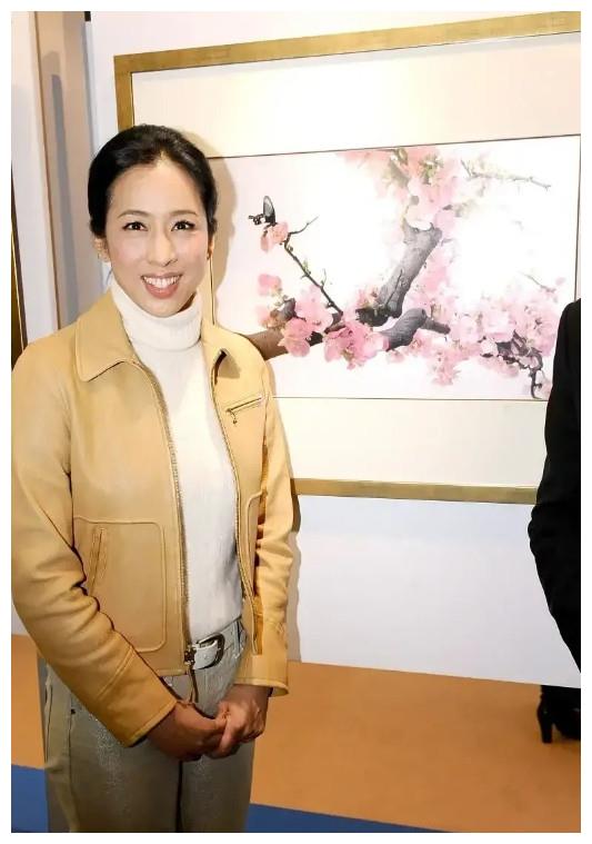 郭晶晶婆婆朱玲玲保养得好短衫搭配显名媛气质丝巾绝配