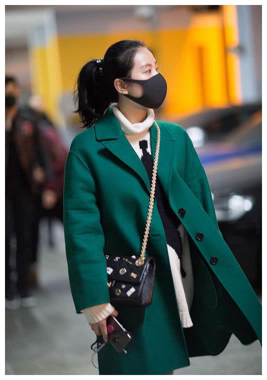 刘诗诗外穿绿色呢大衣,扎个马尾辫出行,那种少女气息不减!
