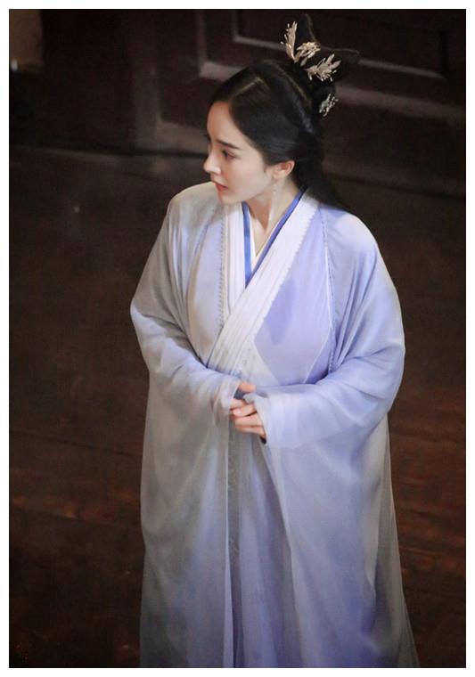 杨幂再穿古装,身穿一袭白色古装仙里仙气,穿什么都是那么美!
