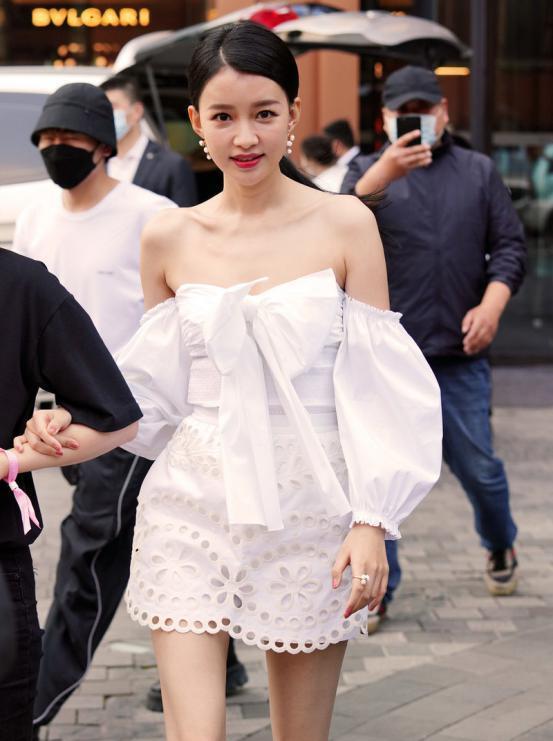 孙怡气质绝了!穿白色短裙搭配一字带凉鞋,一身白到发光太晃人!