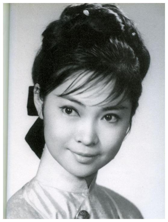 嘉玲原名何佩英,出生于1953年,14岁时年幼的嘉玲跟随家人搬到了香港