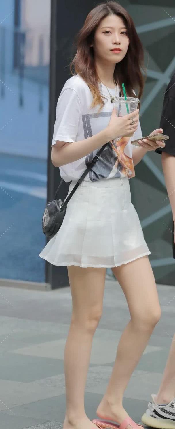 街拍:小姐姐白t短裙雪白如玉,凉爽穿搭