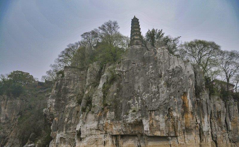 位于鄱阳湖畔的石钟山