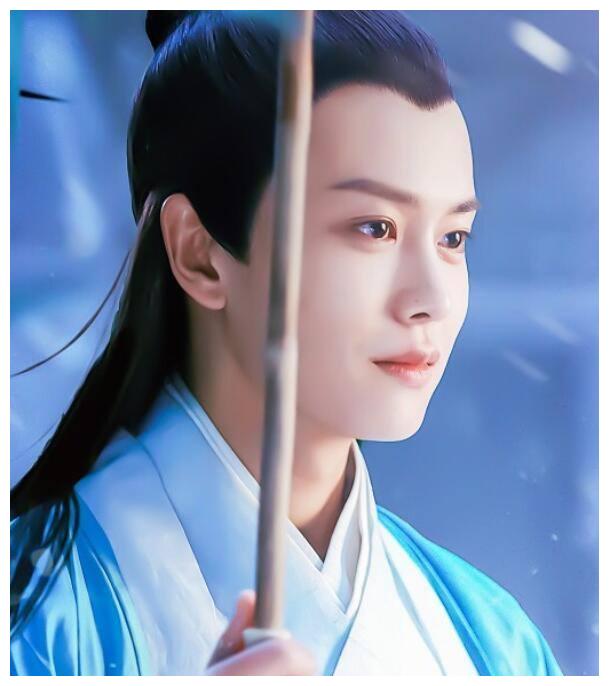 在《青云志》中,任嘉伦饰演狐仙六尾一角,为了救母亲九尾,偷取焚香谷