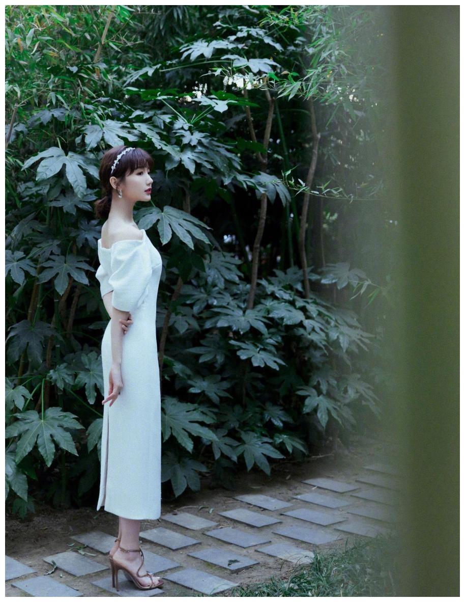 在毛晓彤晒出的三张照片中,有一张是毛晓彤的全身照,我们可以看到