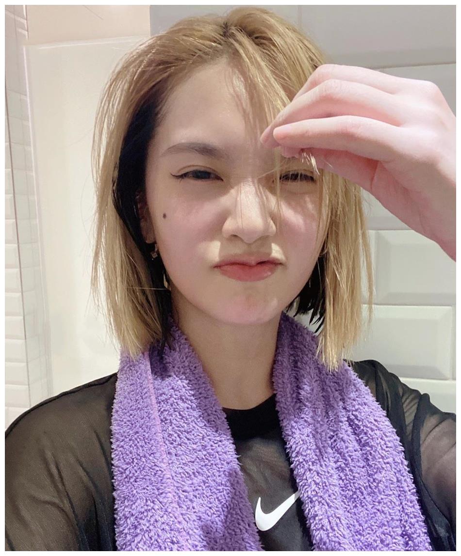 杨丞琳晒运动后自拍皮肤白嫩 嘟嘴卖萌甜笑少女感满满