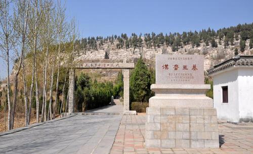 依山开凿,工程浩大,中国北方地区较为罕见,山东省曲阜汉鲁王墓