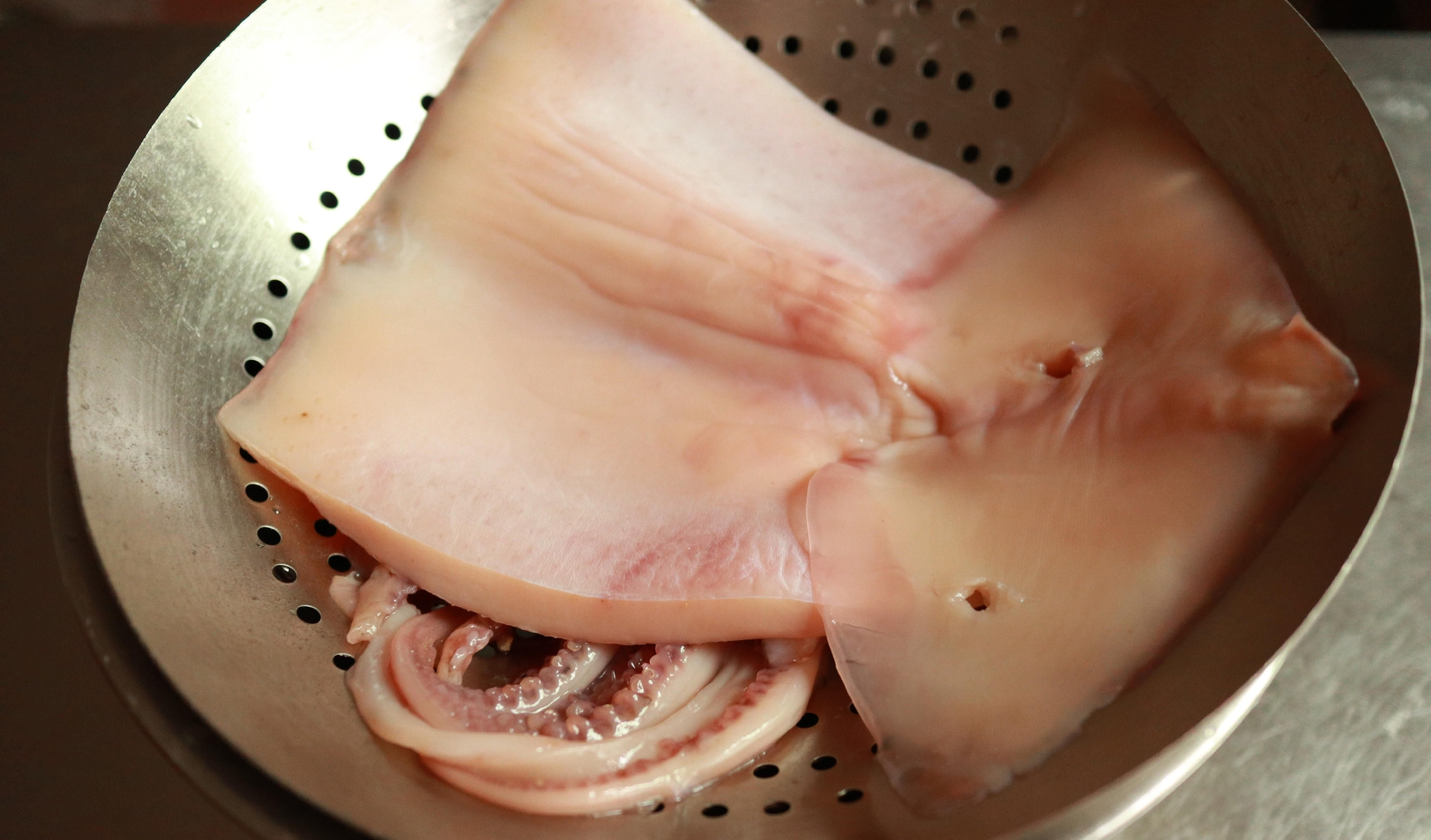 干鱿鱼只用水是泡不软的,厨师来了教你水发鱿鱼,海味干货变海鲜__财经