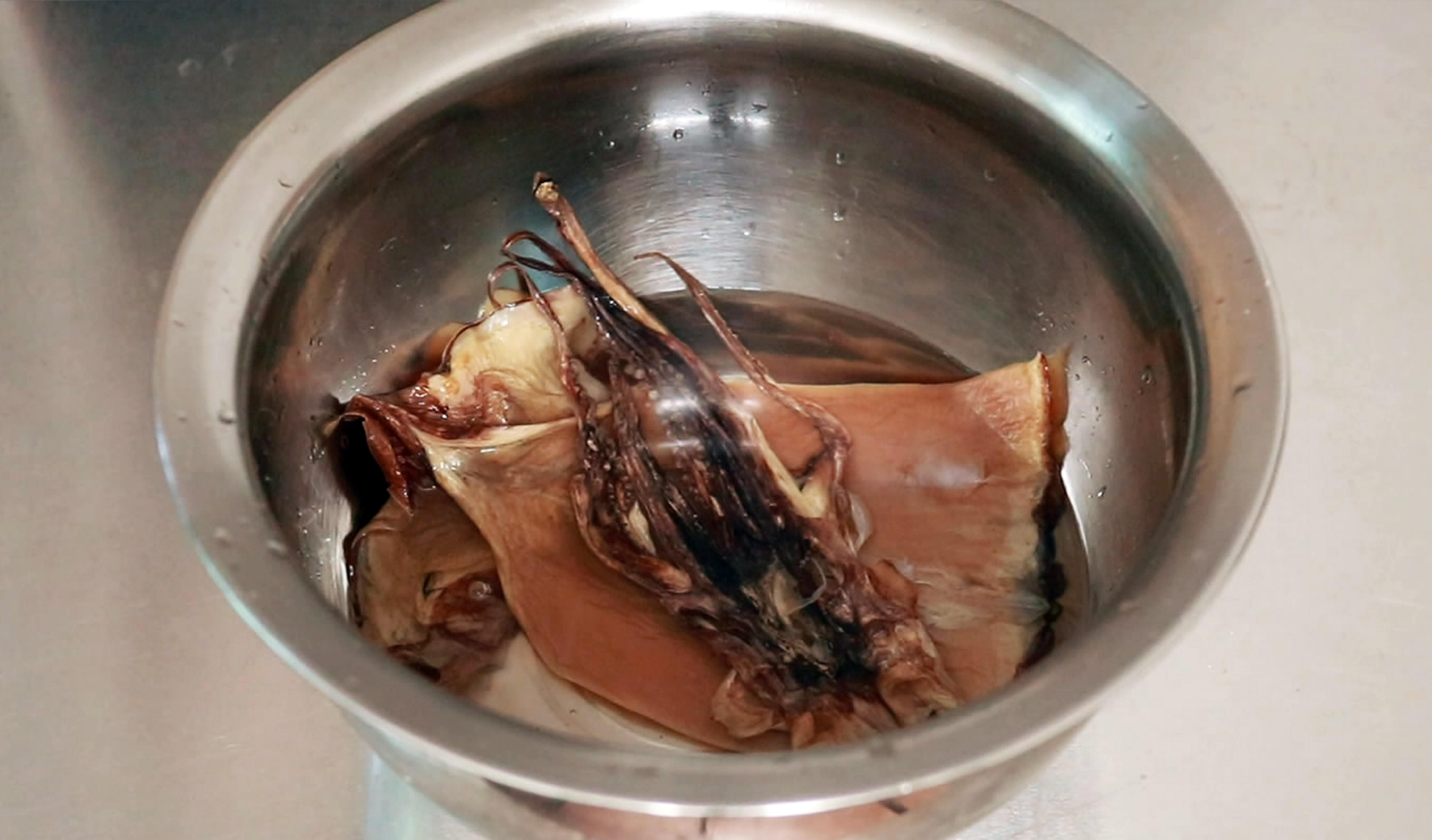 干鱿鱼只用水是泡不软的厨师来了教你水发鱿鱼海味干货变海鲜