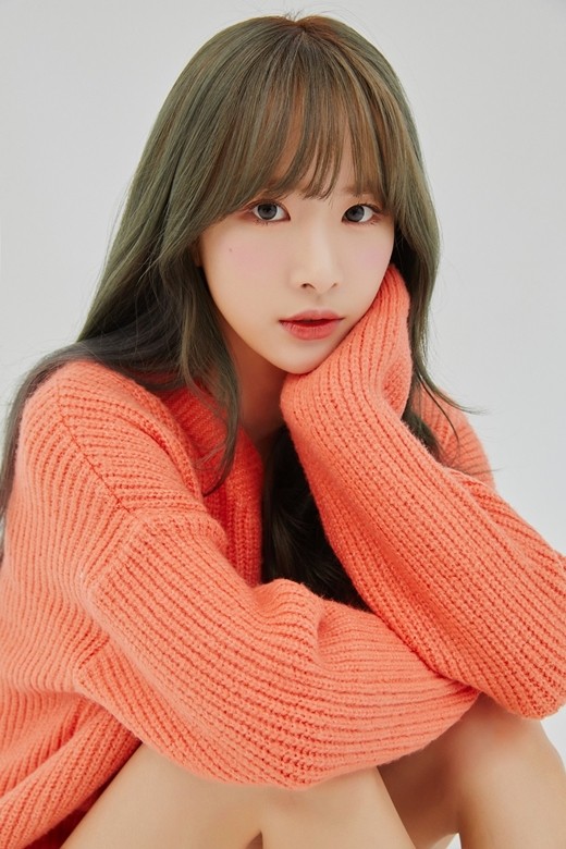 韩国女团宇宙少女成员雪娥将出演网剧《love in black hall》.