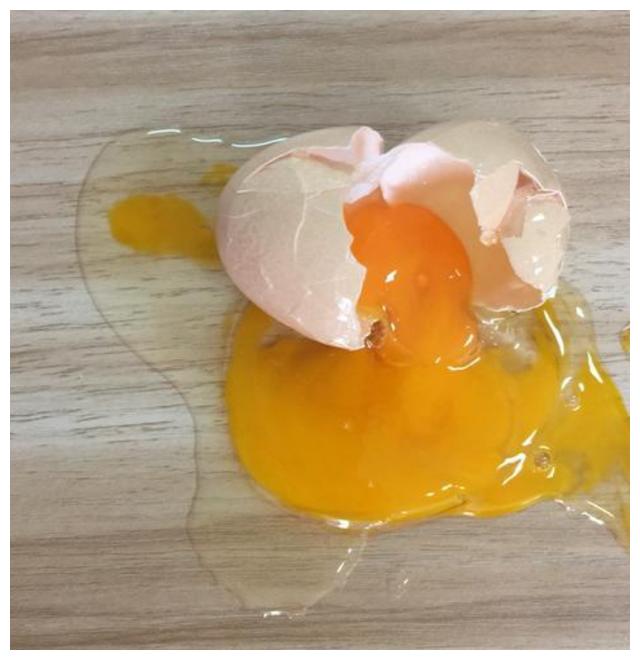 4岁孩子超市摔碎鸡蛋,店员要求10倍赔偿,妈妈的做法令人称赞