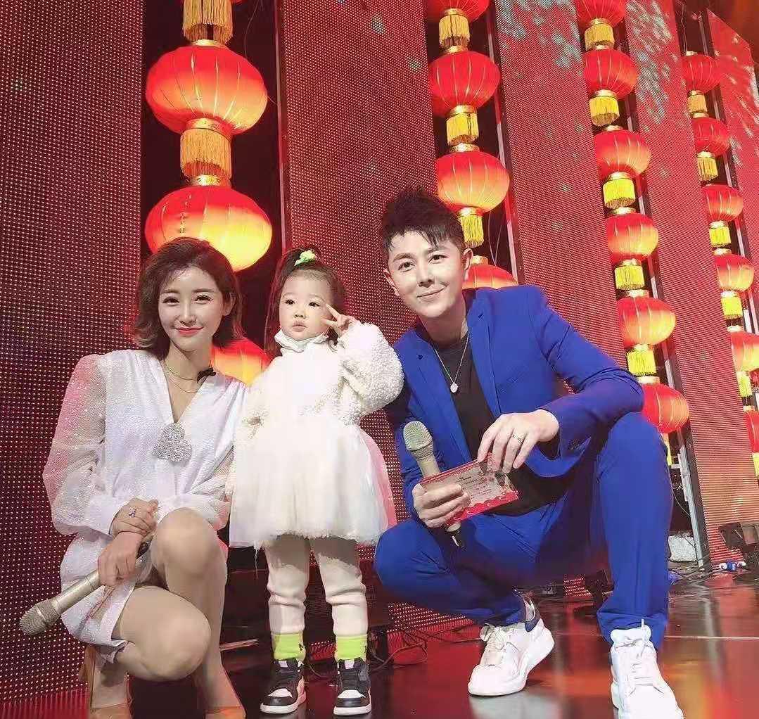 主持人王乐乐罕晒一家三口娇妻温婉大方女儿呆萌可爱
