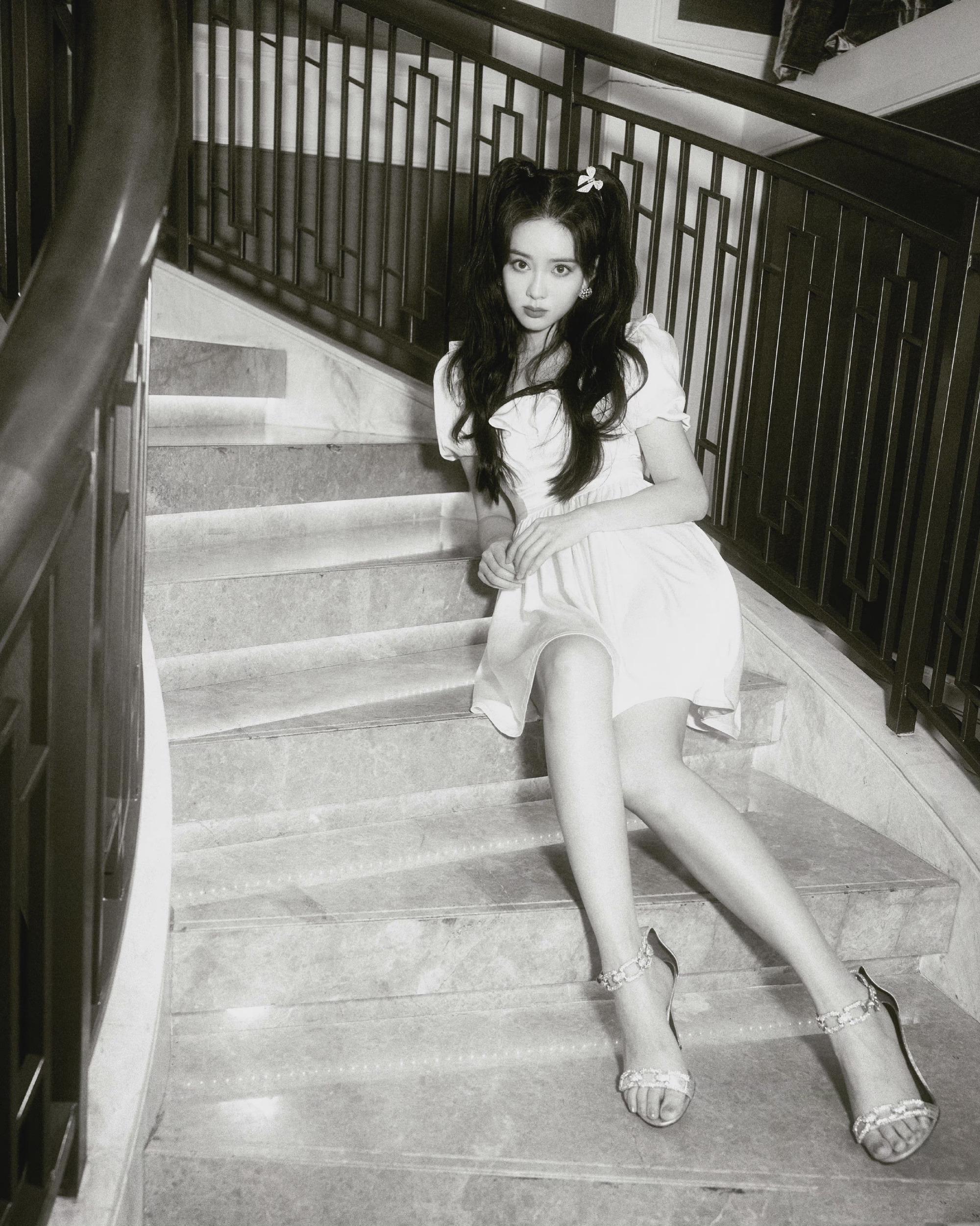 孟子义白色泡泡袖连衣裙与双马尾造型搭配,娇俏可人__财经头条