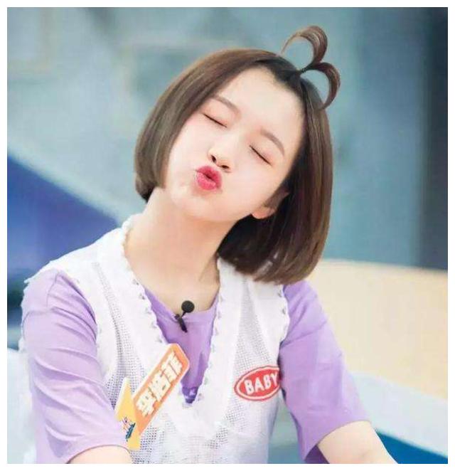 这位女主持人是湖南卫视的当红主持李浩菲,虽然主持风格很生动,但是