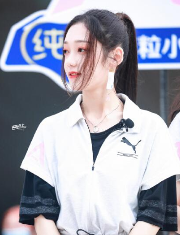 《创造营3》路演,镜头扫过希林娜依高,舞蹈结束后依