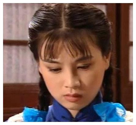 1995年赵明明主演《蝴蝶兰》中的白惠,演绎琼瑶式爱情,剧中的她只穿着