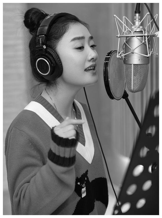 凤凰传奇杨魏玲花:台上"老气",台下"时尚",颜值不输女明星__财经头条