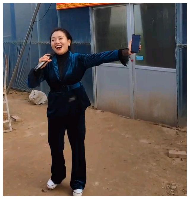 大衣哥教女粉丝唱歌白天晚上不休息大衣嫂终于看不下去了