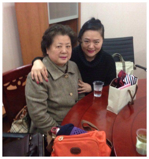 金炜玲比毛阿敏更早唱绿叶对根的情意63岁的她近况如何