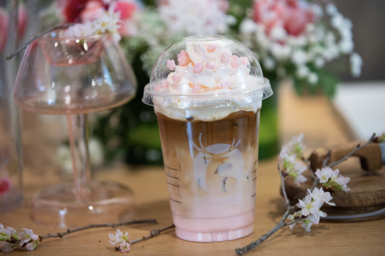 与谭松韵一起赏樱瑞幸春日樱花季限定珞珈樱花拿铁一口尝到春天