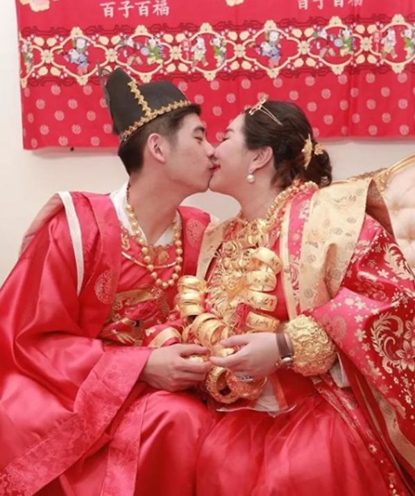 福建广东的新娘，在身上挂这么多黄金的真实用意何在？休闲区蓝鸢梦想 - Www.slyday.coM