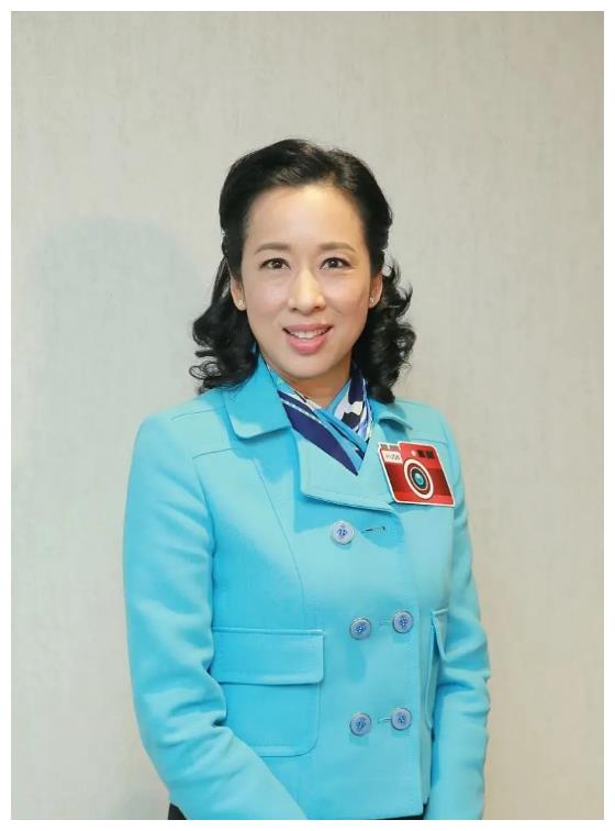 郭晶晶婆婆朱玲玲保养得好短衫搭配显名媛气质丝巾绝配