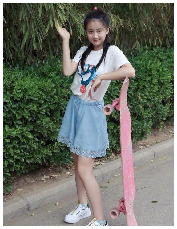 森碟滑板照曝光,穿卡通t配短裙元气十足,12岁这腿长令人羡慕