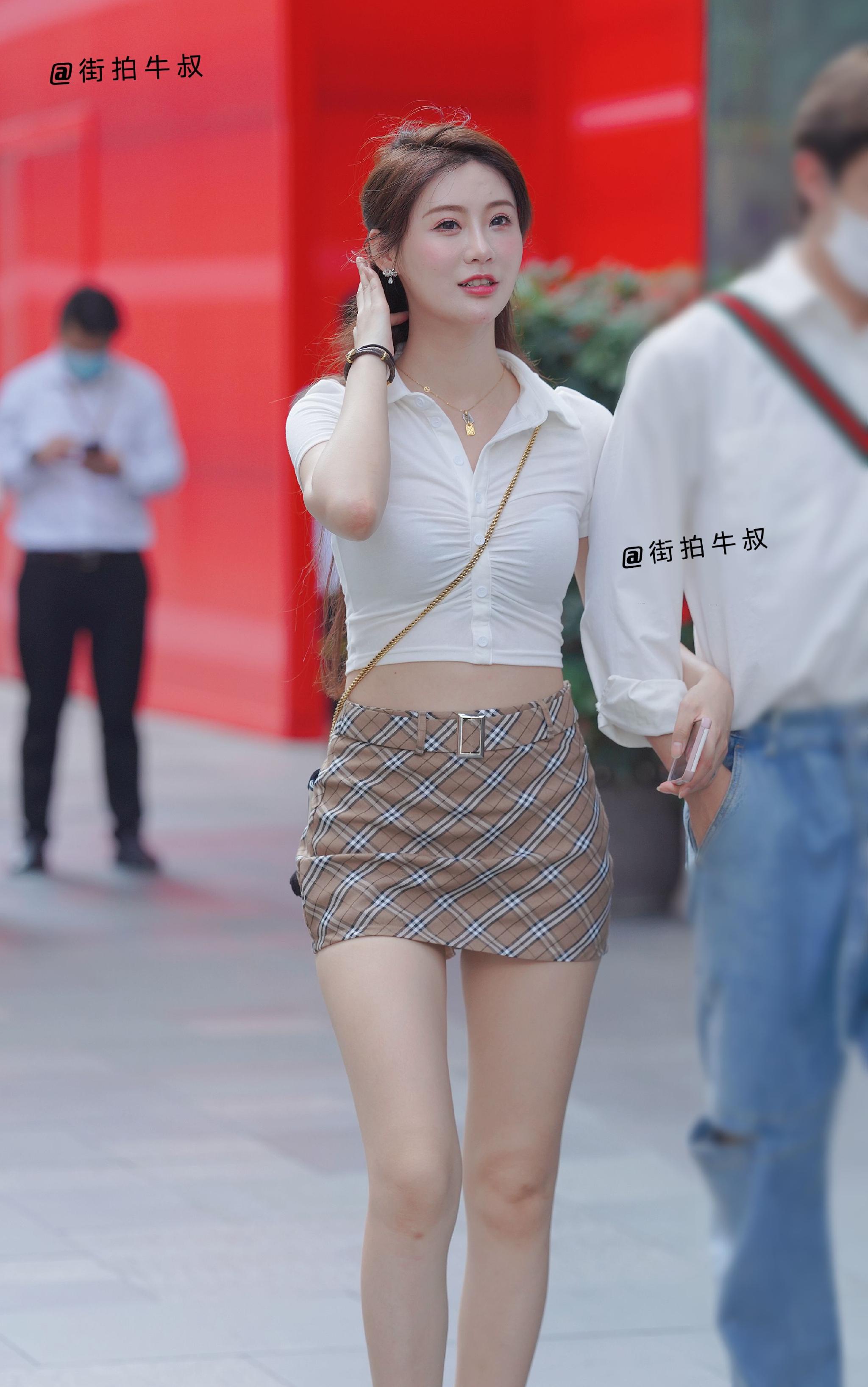 姑娘穿着精致的格纹短裙出街__财经头条