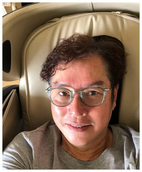 70岁谭咏麟近照瘦了一圈,约李克勤打球有状态,面色红润超开心