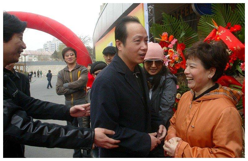 2009年,罗京生前一句话,让葬礼上哭到昏厥的妻子决定改嫁__财经头条