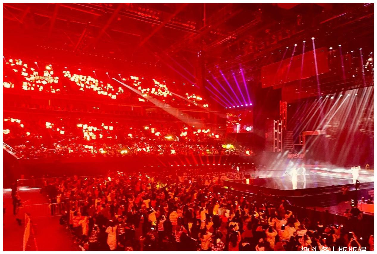 今年腾讯举办的星光大赏活动星光熠熠,肖战受邀后久违露面,一出场就