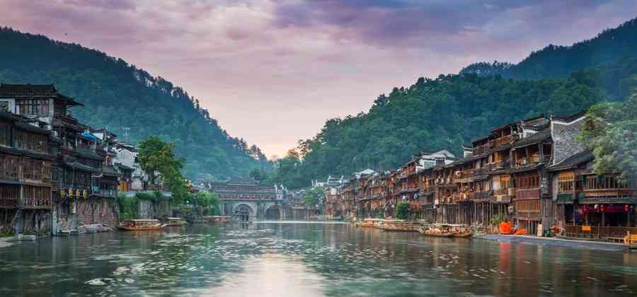 凤凰古城古城群山环抱秀美似凰展翅