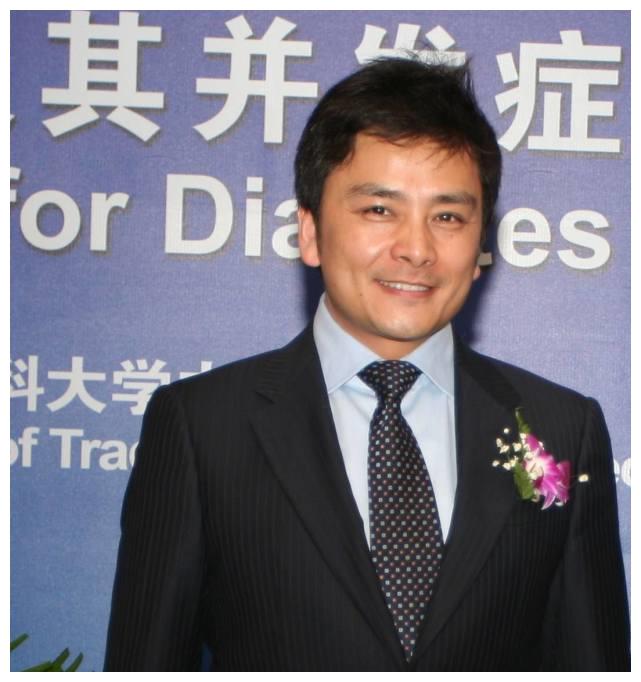 文清嫁给了出身医学世家的老公,叫王晓斋,是澳大利亚医友医疗中心院长