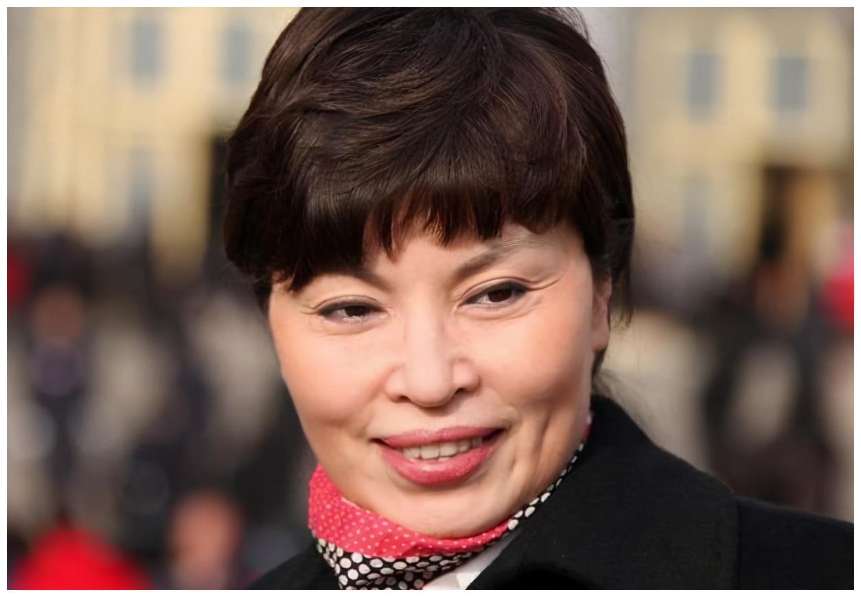 央视国脸李瑞英:主持18年0失误,退休后现原形