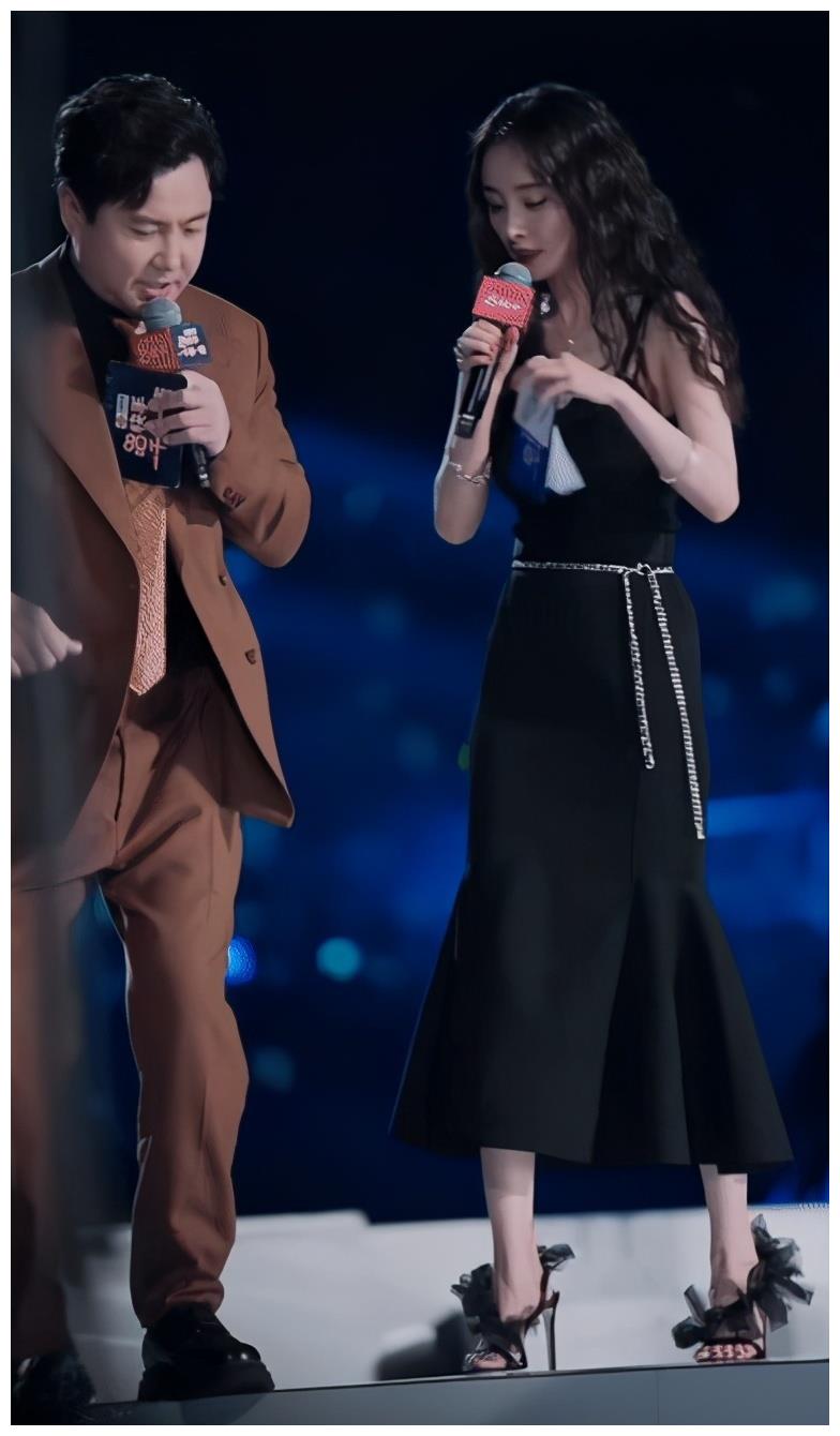 杨幂扶沈腾被无视腾叔叔钢铁直男大幂幂默默收回手保持端庄