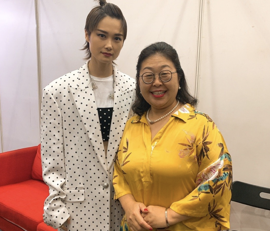 杜海涛妈妈年过60岁也要出道?唱跳李宇春的《无价之姐》太拼了!