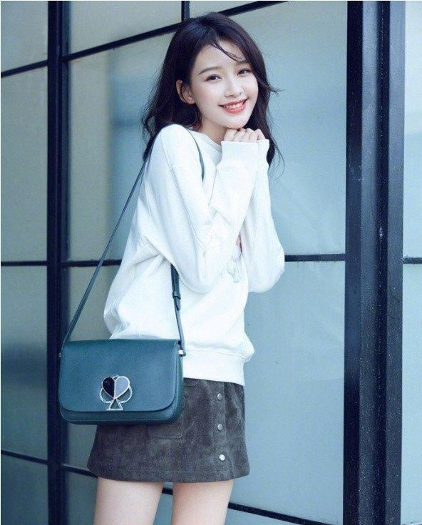 孙怡的身高比较就挺优越的,一双笔直纤细的大长腿,更是引人注目.