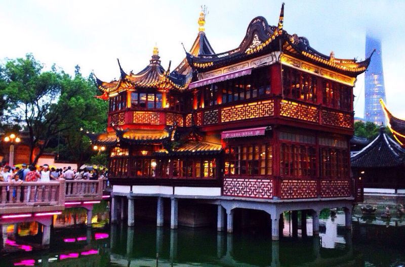 老城隍庙旅游区：有很多古色古香的建筑，非常的漂亮