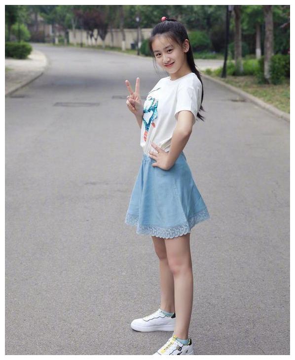 森碟滑板照曝光,穿卡通t配短裙元气十足,12岁这腿长令人羡慕