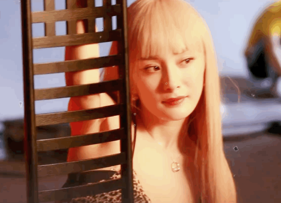 杨幂金发红唇大片美绝了豹纹吊带搭配红皮裙性感又野性