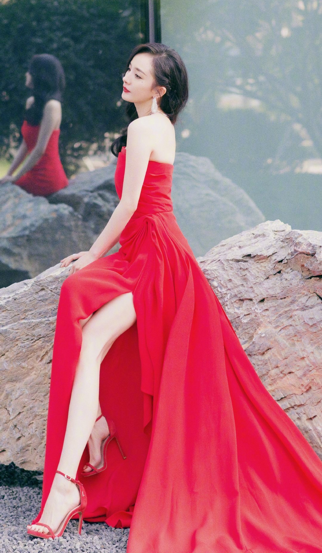 杨幂身着明艳红裙，时尚俏丽，优雅迷人！