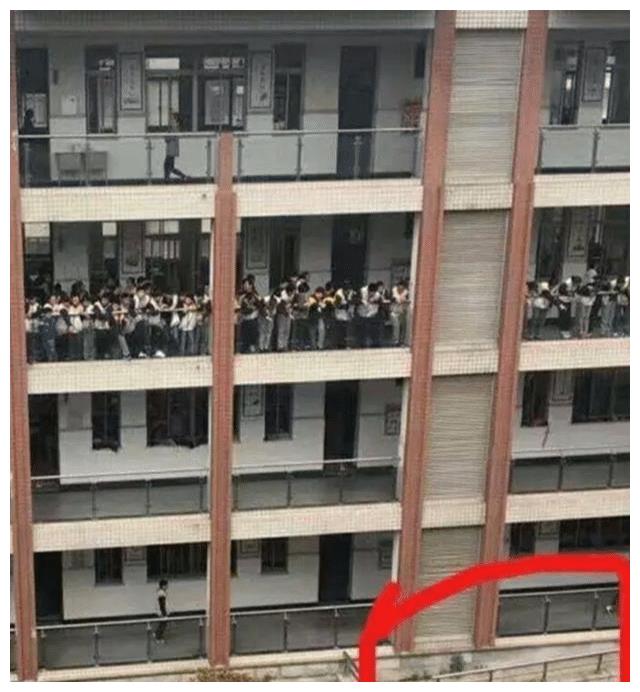 为阻止女儿早恋，母亲将女儿剃成光头，被同学耻笑引发血案休闲区蓝鸢梦想 - Www.slyday.coM