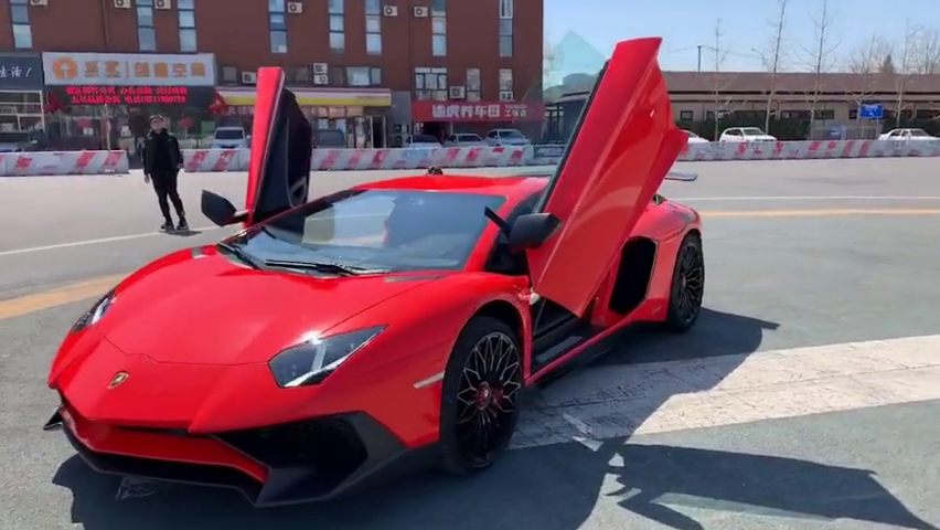 兰博基尼打开剪刀门,帅到没朋友