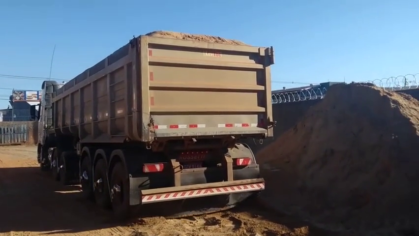 半挂车拉这么多,还敢直立起斗卸货