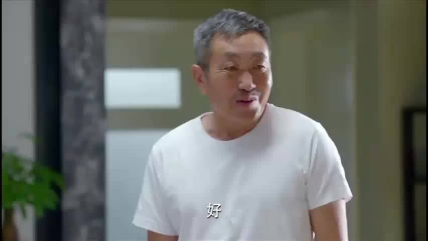 淘气爷孙 嘉乐跟爷爷对着干 拿着水枪喷的他满身是水 太惨了
