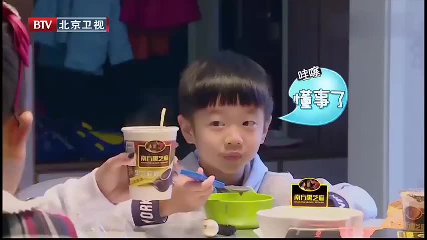 综艺:杨阳洋带伊娃买蛋糕,妹妹喜欢都买,太宠妹妹了吧!