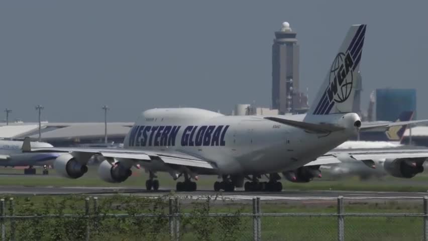 四台强大的发动机,近距离记录波音747重型货机起飞